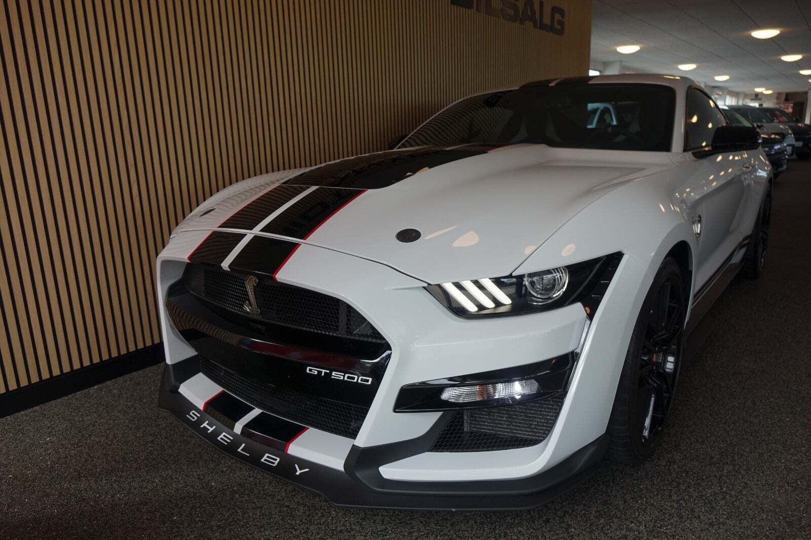 Hvid Ford Mustang fra 2020