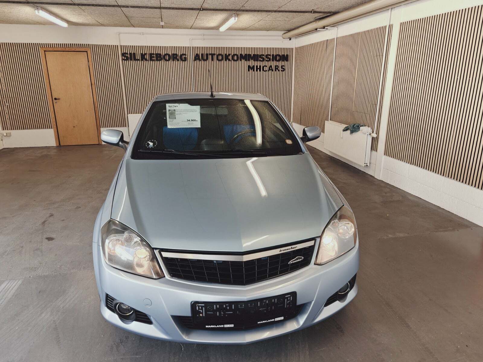 Blå Opel Tigra fra 2005 set udefra