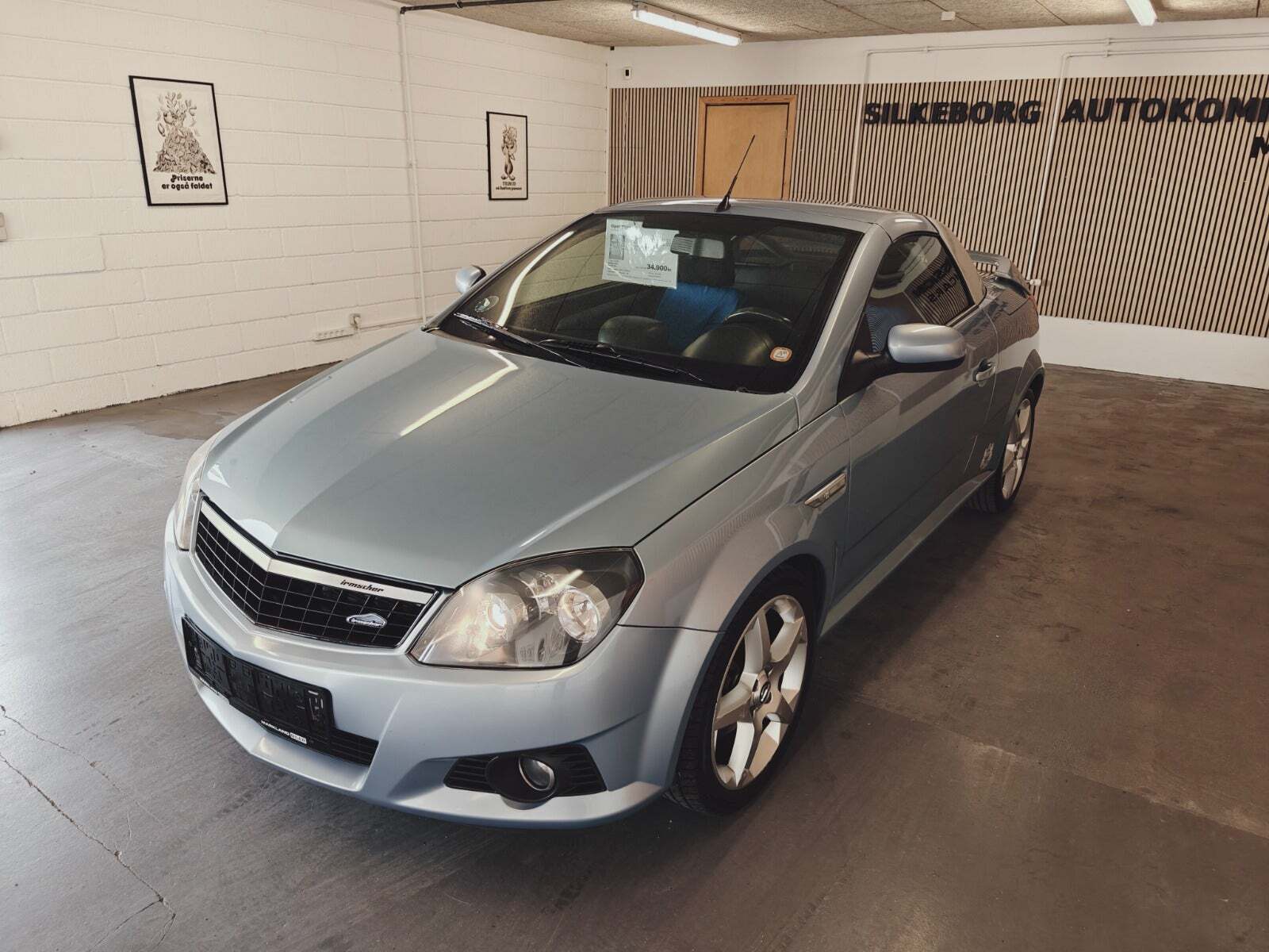 Blå Opel Tigra fra 2005 set udefra