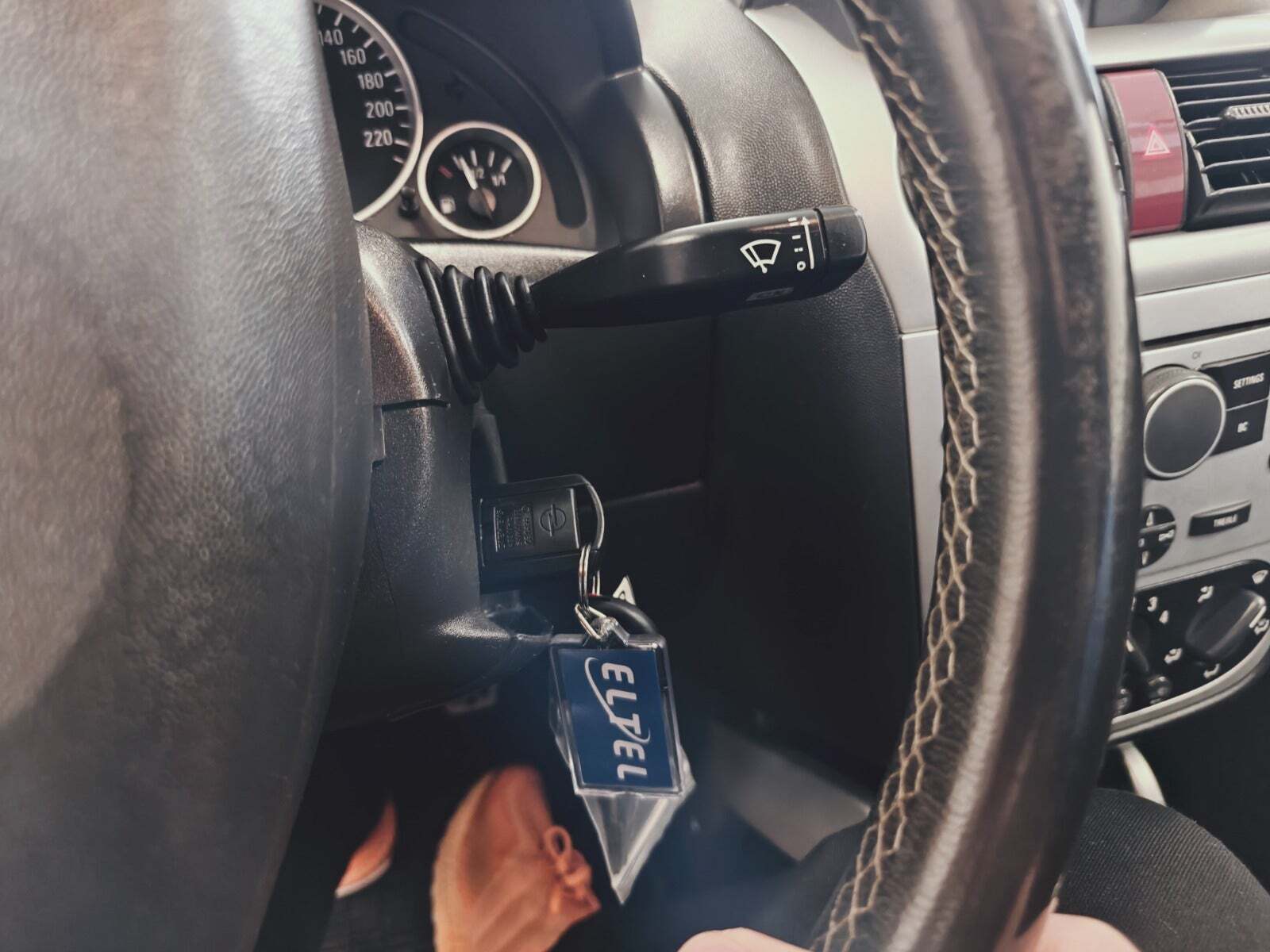 Blå Opel Tigra fra 2005 set indefra