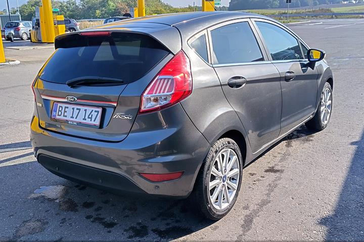 Grå Ford Fiesta fra 2016