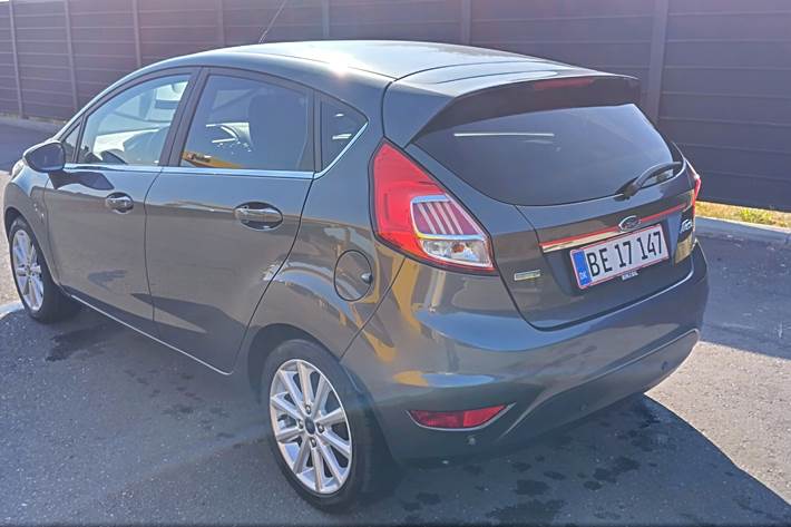 Grå Ford Fiesta fra 2016
