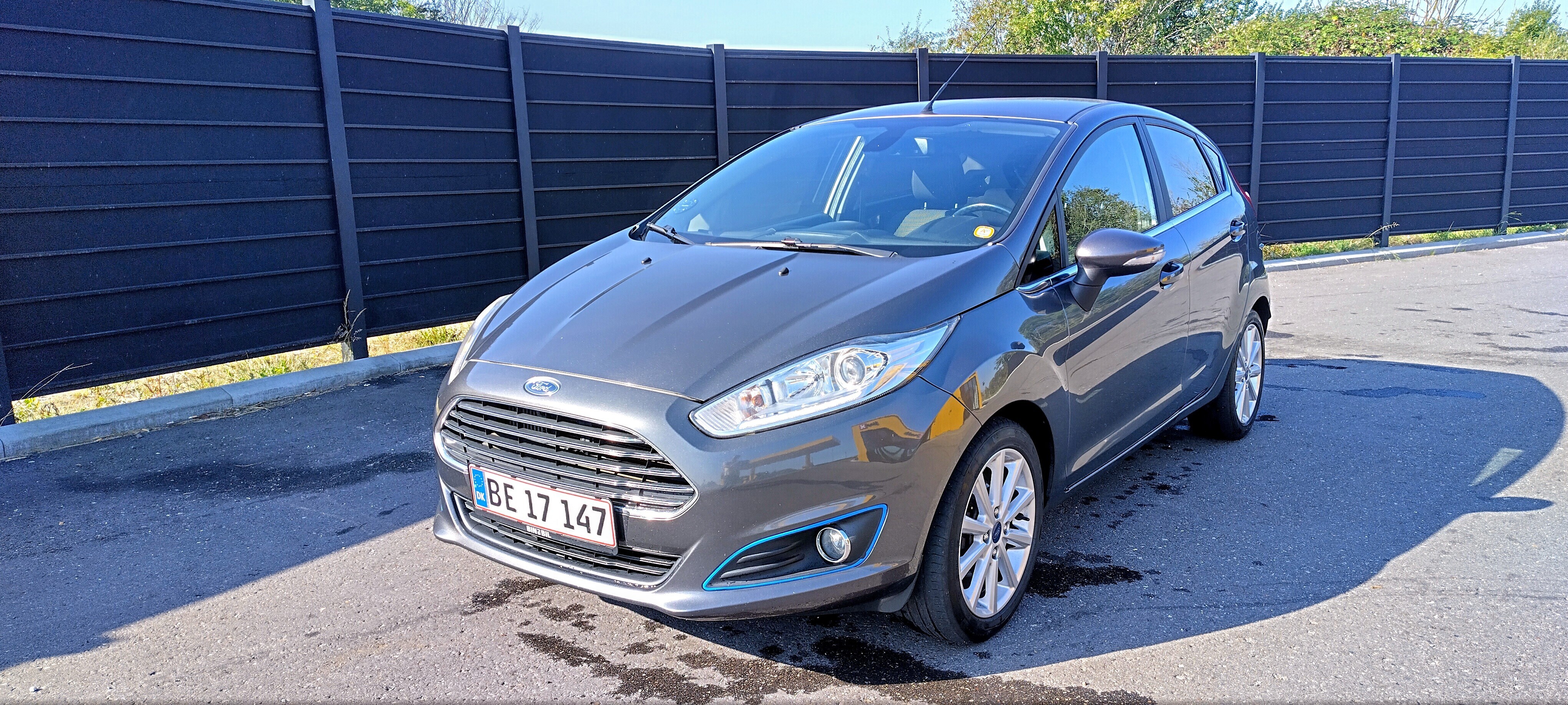 Grå Ford Fiesta fra 2016