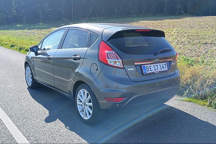 Grå Ford Fiesta fra 2016