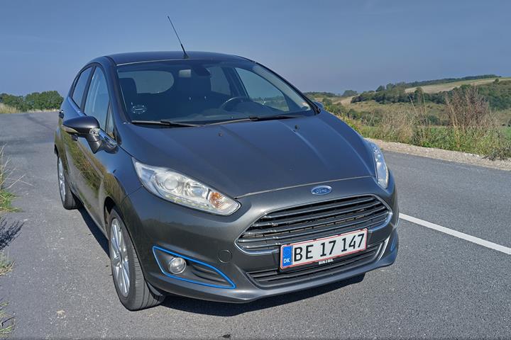 Grå Ford Fiesta fra 2016