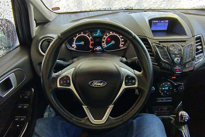 Grå Ford Fiesta fra 2016