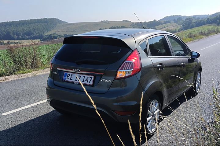 Grå Ford Fiesta fra 2016