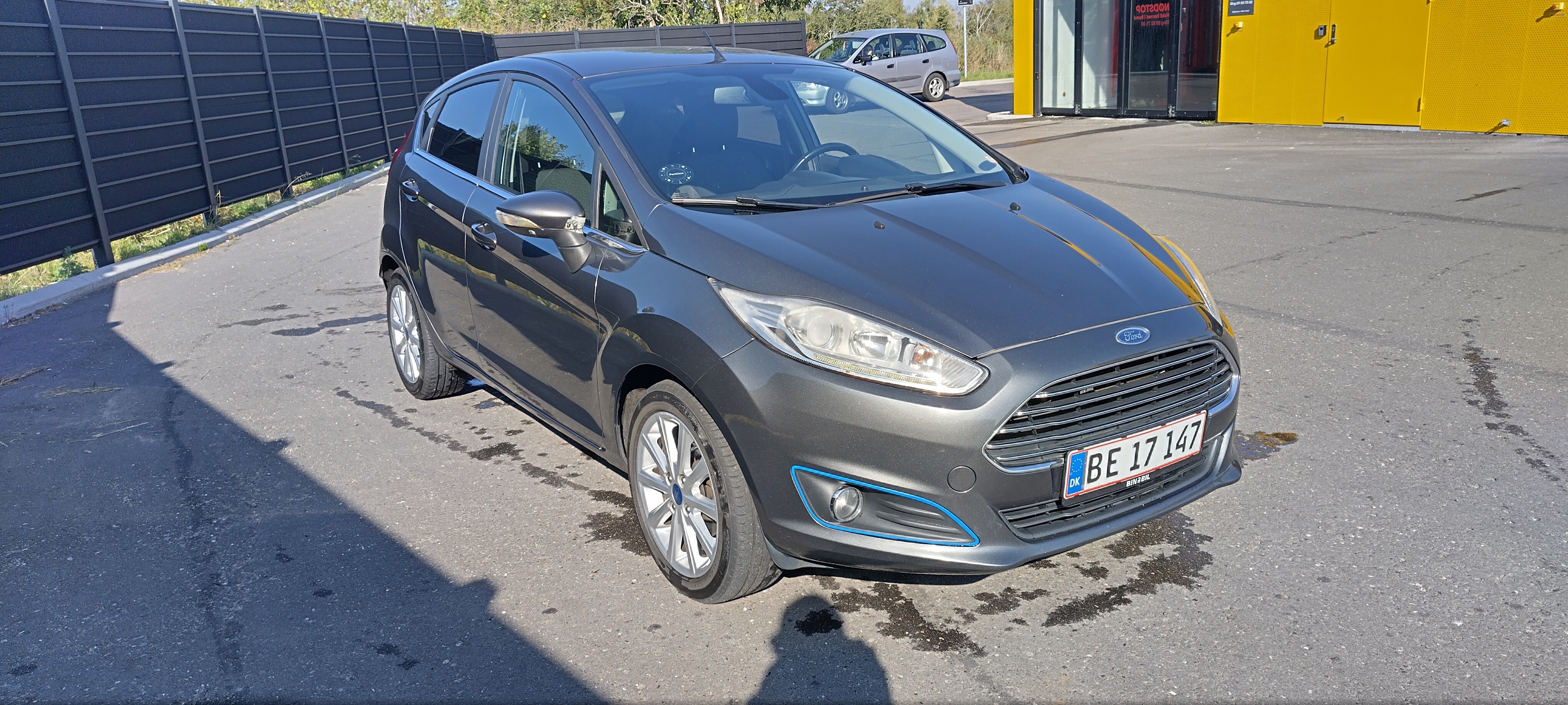 Grå Ford Fiesta fra 2016