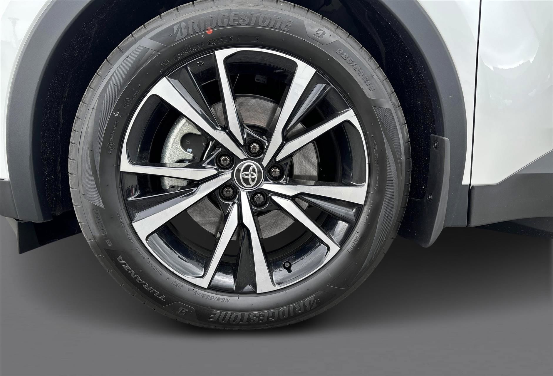 Hvid Toyota C-HR fra 2024