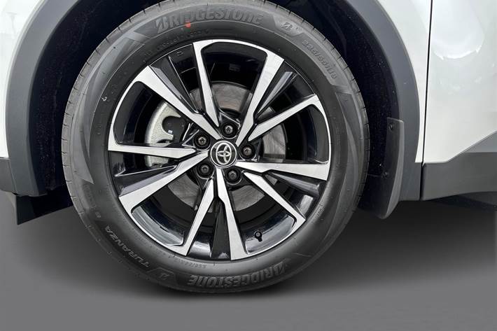 Hvid Toyota C-HR fra 2024