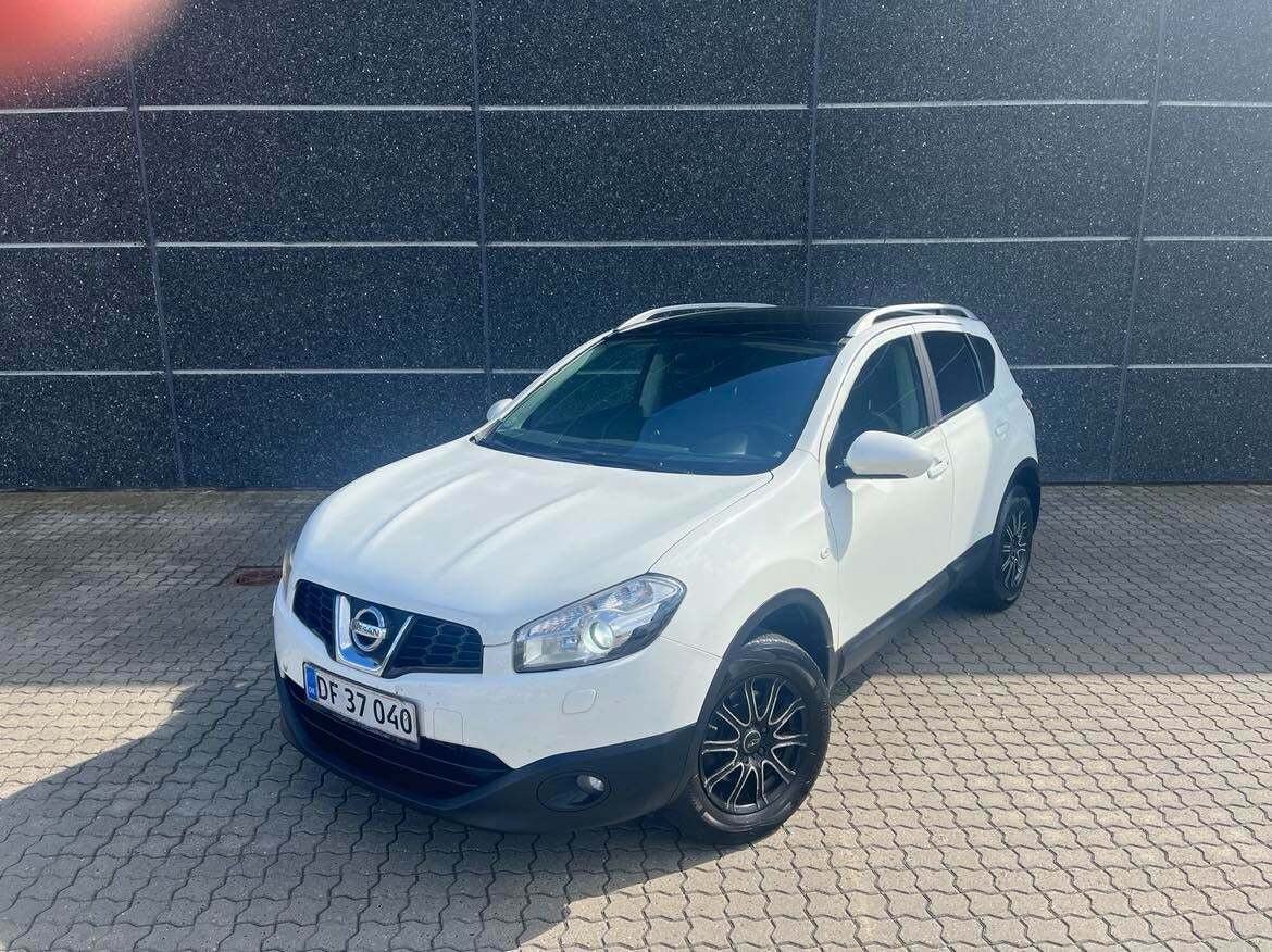 Hvid Nissan Qashqai fra 2011 set udefra