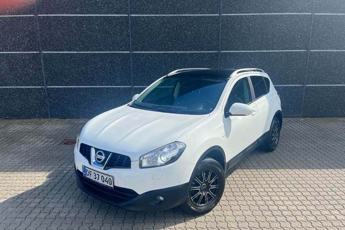 Hvid Nissan Qashqai fra 2011 set udefra