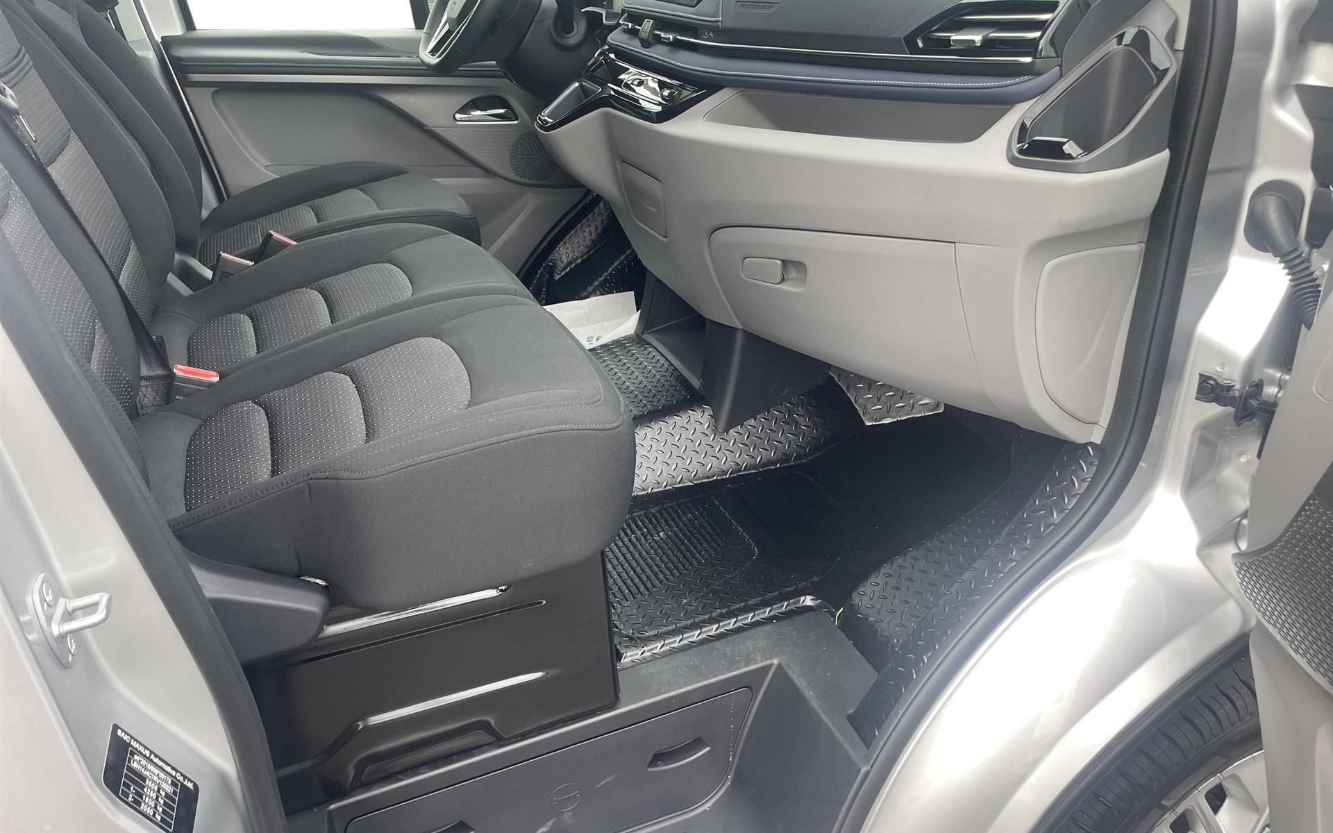 Sølv Maxus e-Deliver 7 fra 2024 set indefra