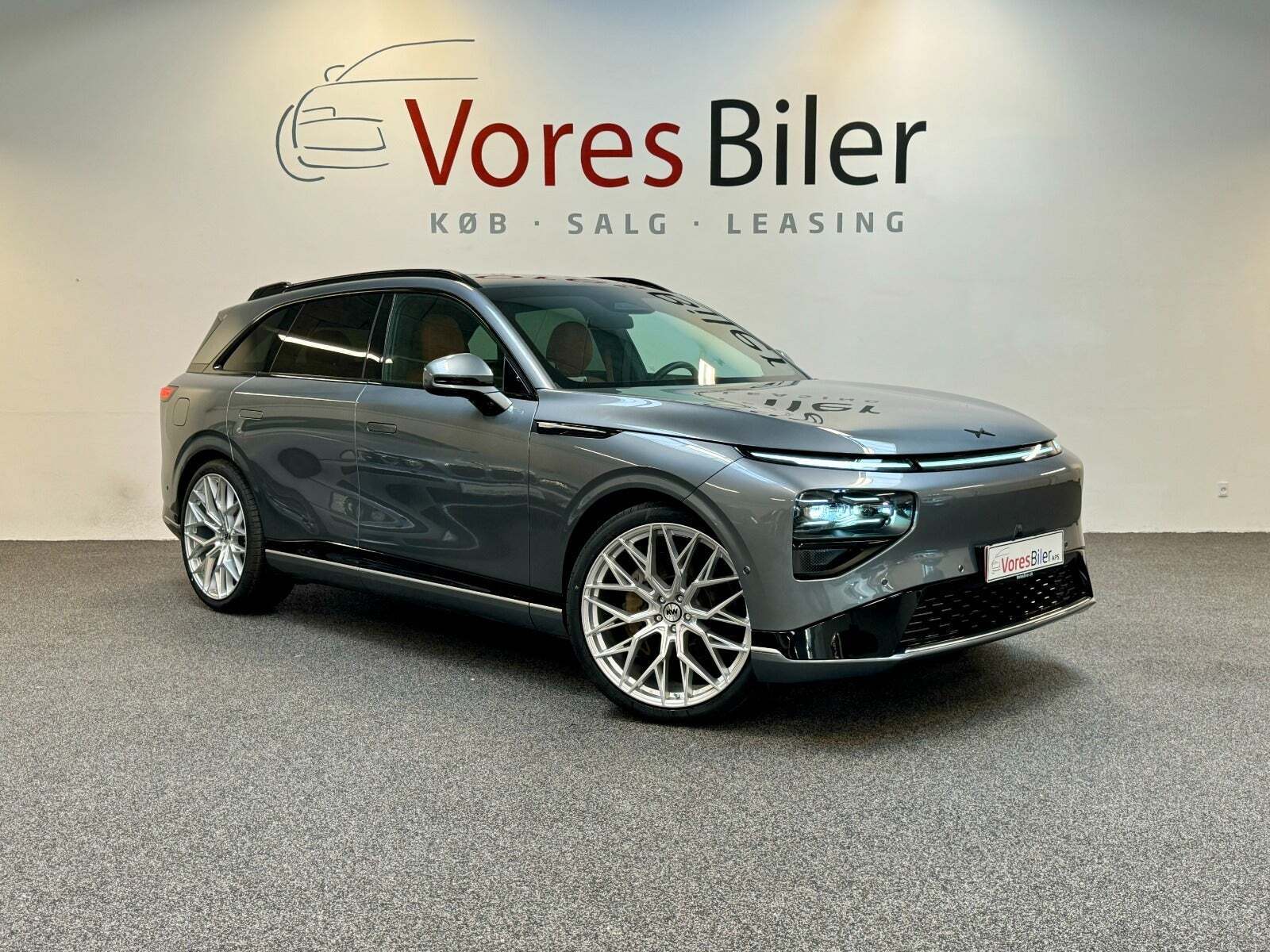 Grå Xpeng G9 fra 2023