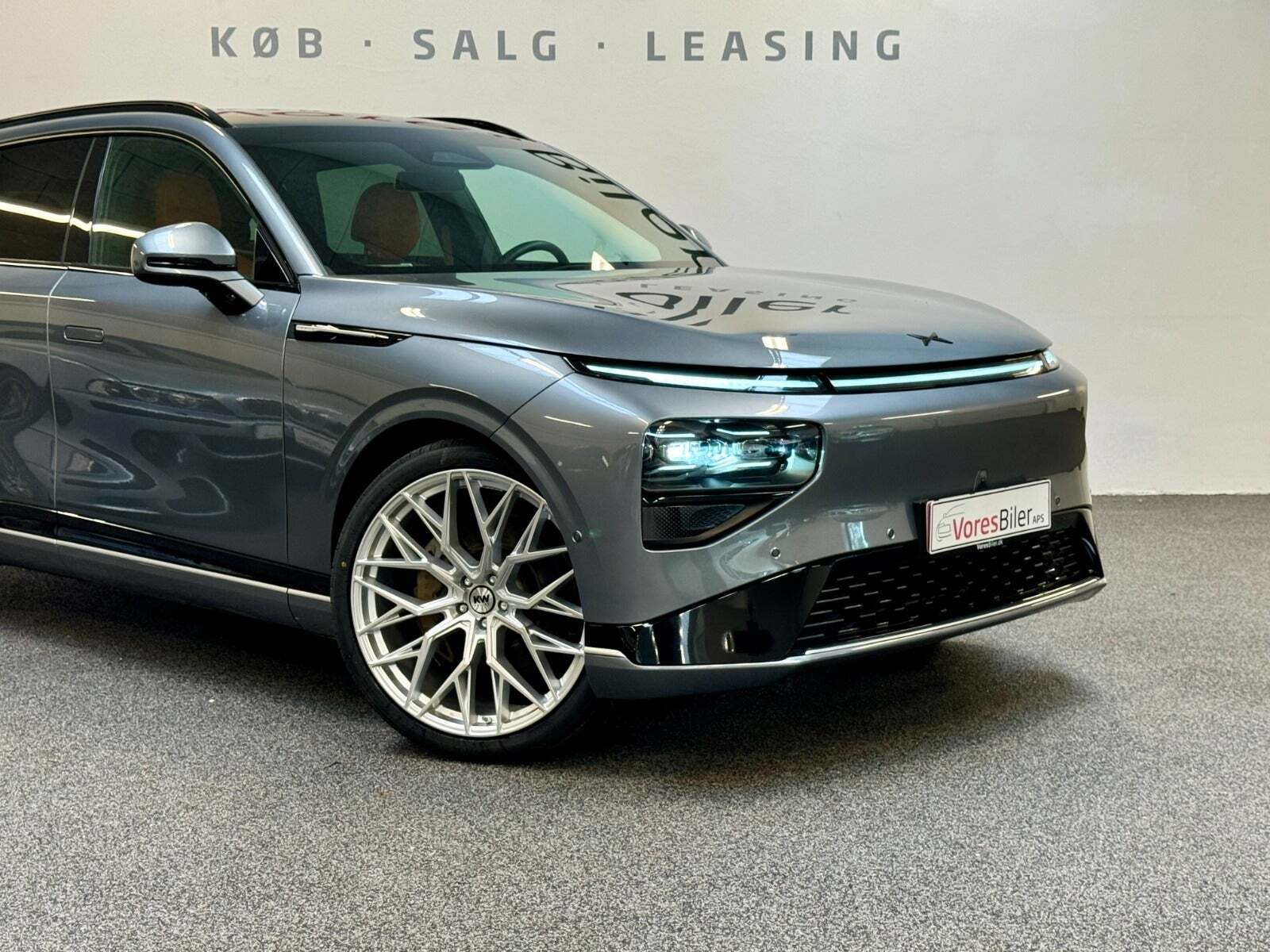 Grå Xpeng G9 fra 2023