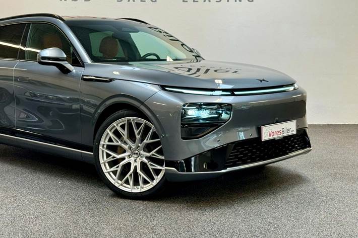 Grå Xpeng G9 fra 2023