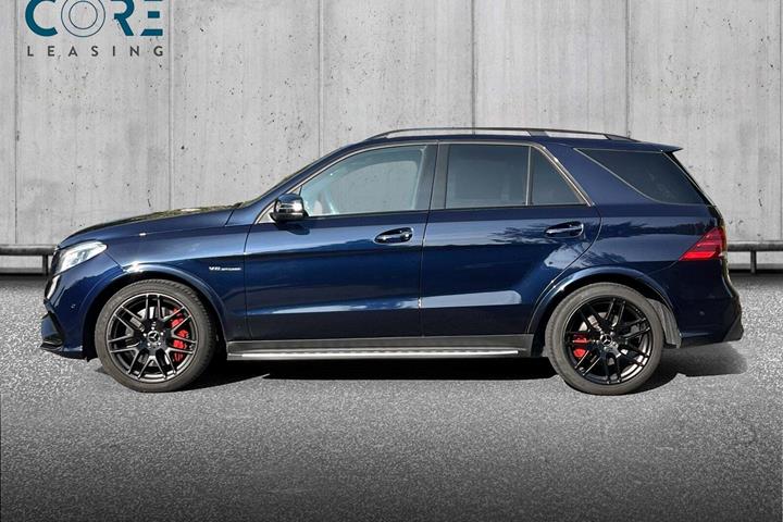 Blå Mercedes GLE63 fra 2018 set udefra