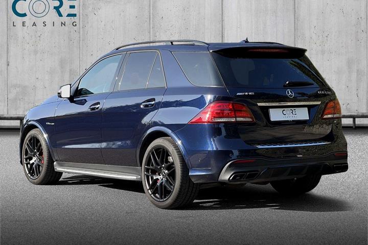 Blå Mercedes GLE63 fra 2018 set udefra