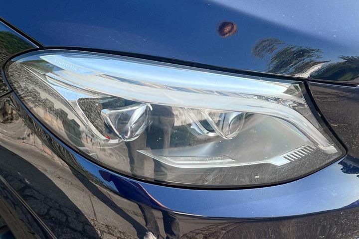 Blå Mercedes GLE63 fra 2018 set udefra