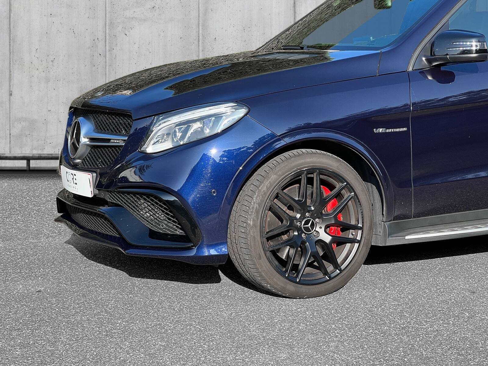 Blå Mercedes GLE63 fra 2018 set udefra