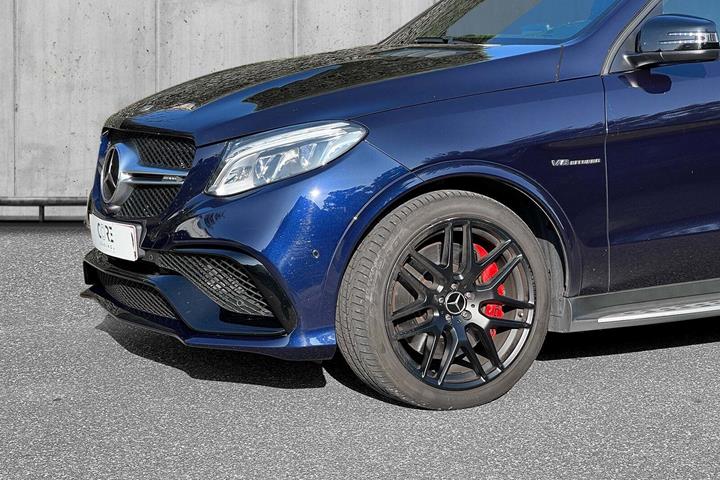 Blå Mercedes GLE63 fra 2018 set udefra
