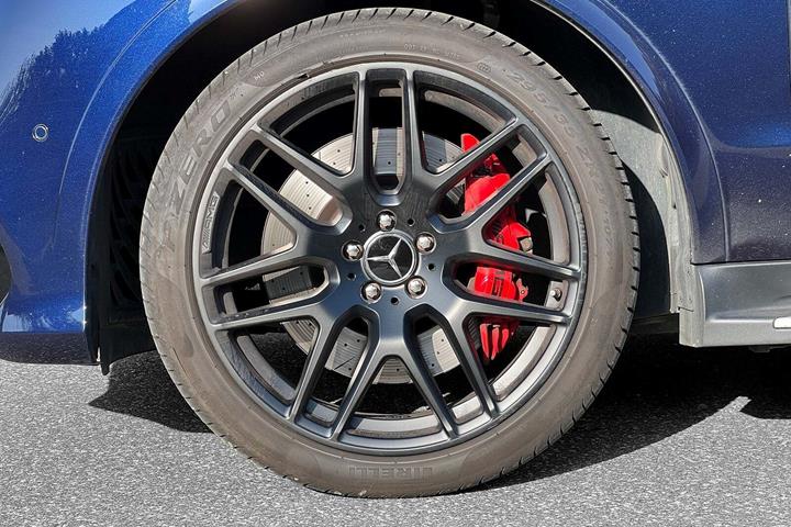 Blå Mercedes GLE63 fra 2018 set udefra