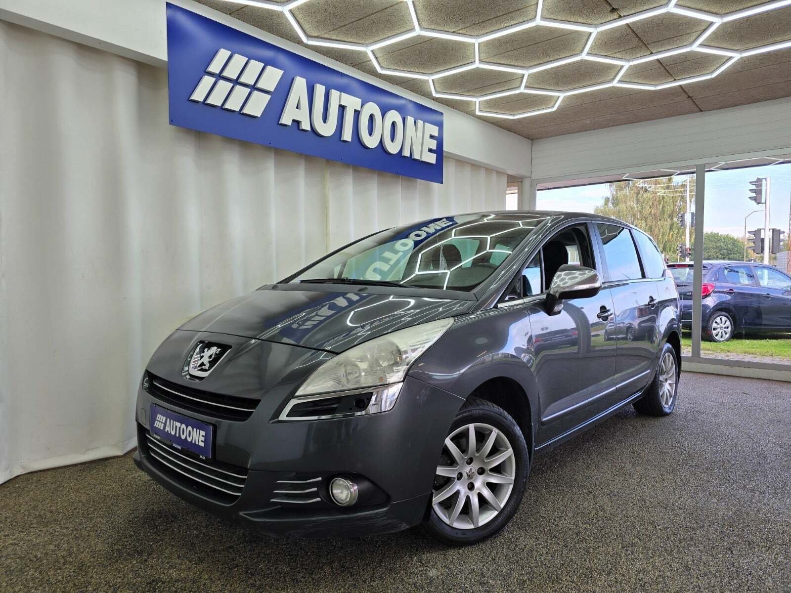 Grå Peugeot 5008 fra 2010 set udefra