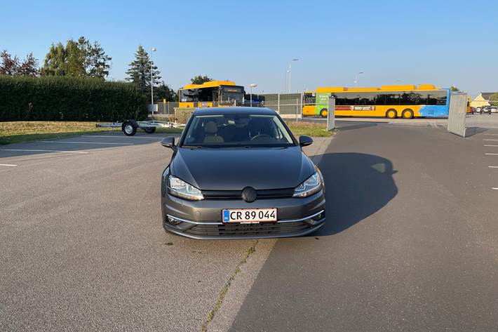 Grå VW Golf fra 2017