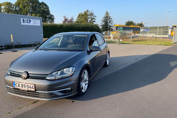 Grå VW Golf fra 2017