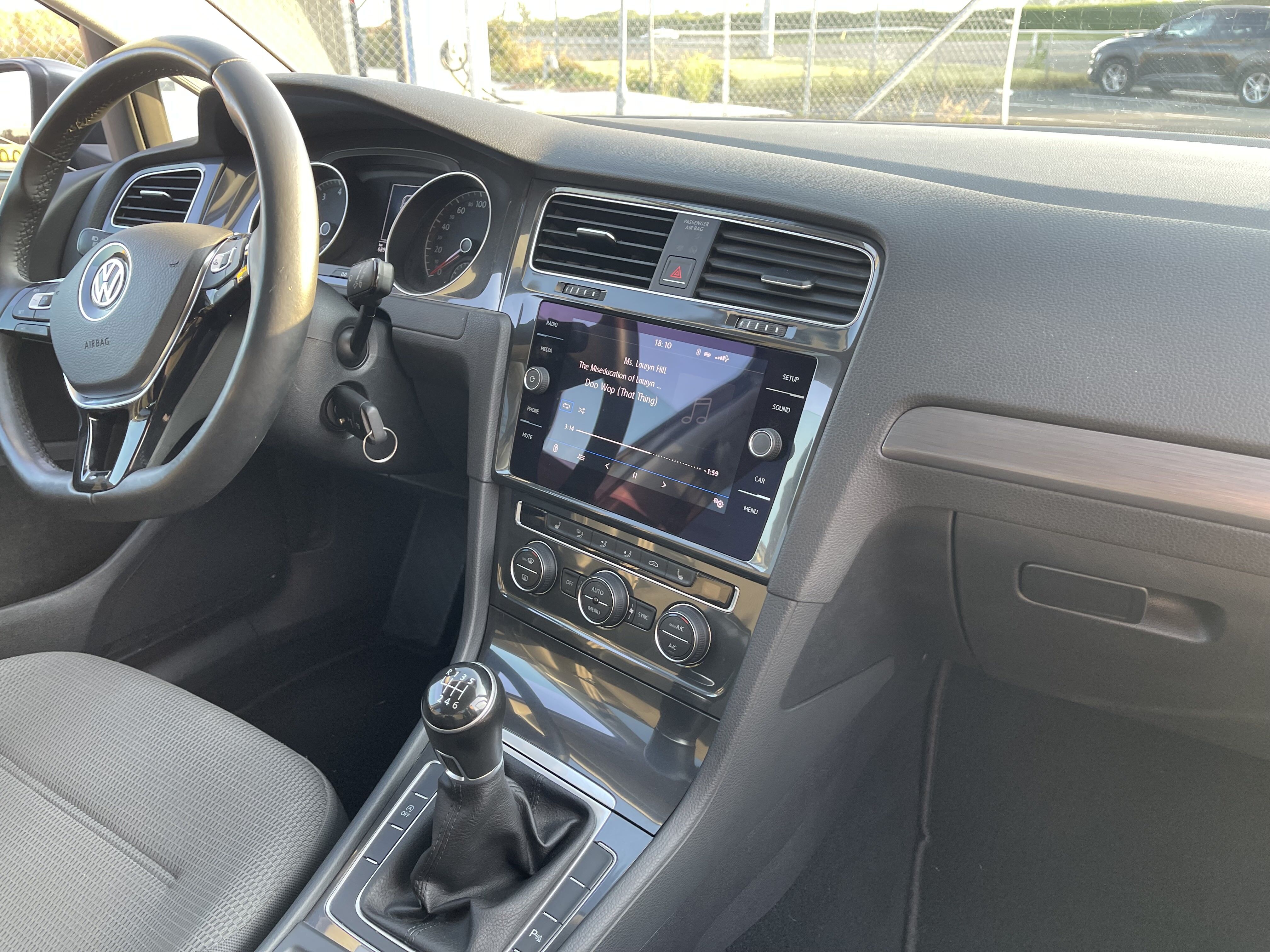 Grå VW Golf fra 2017