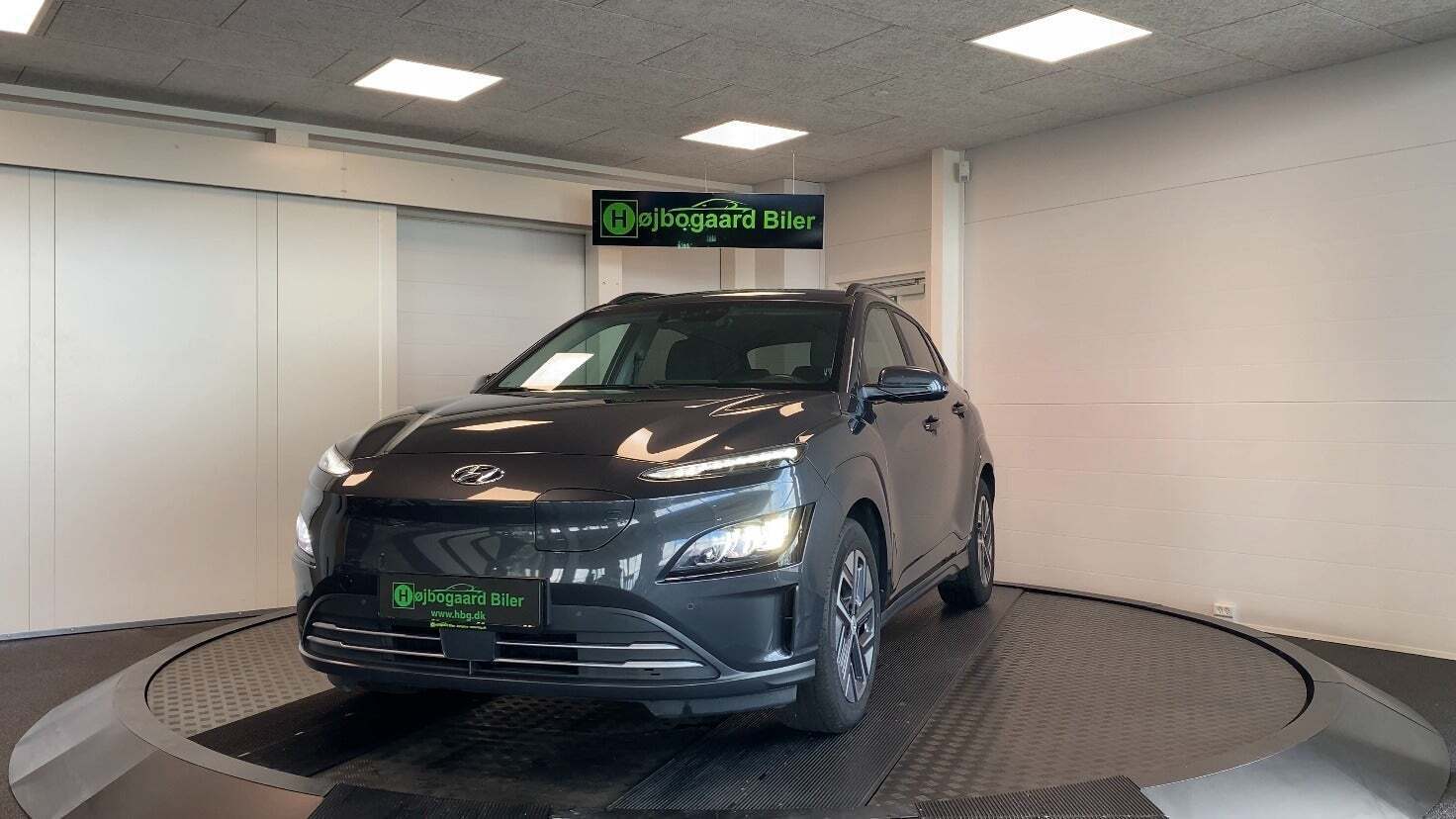 Grå Hyundai Kona fra 2022 set udefra
