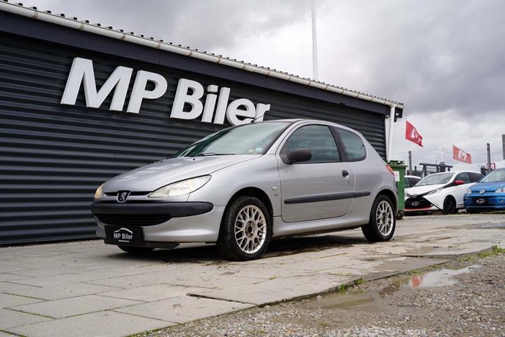 Sølv Peugeot 206 fra 2001
