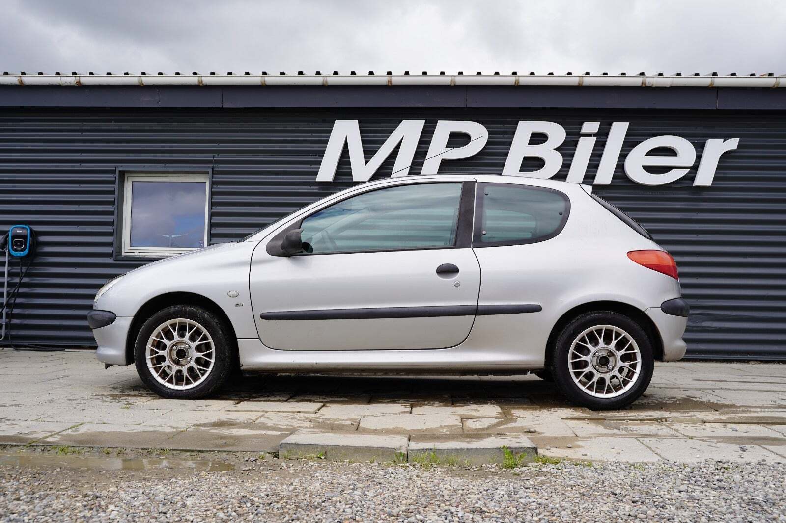 Sølv Peugeot 206 fra 2001