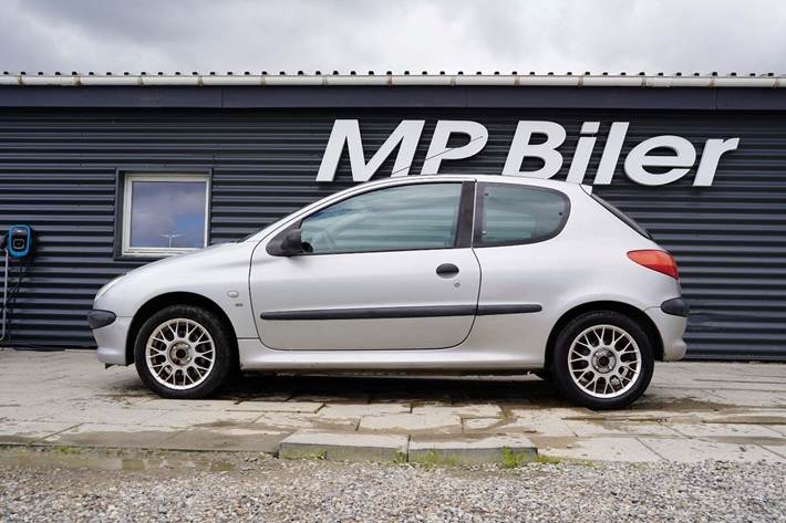 Sølv Peugeot 206 fra 2001