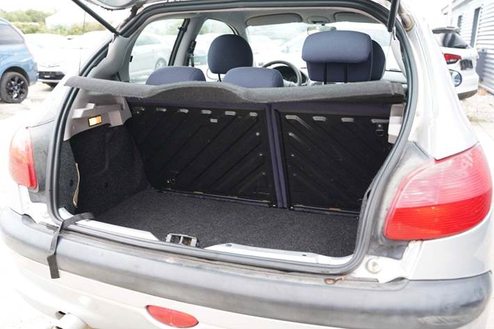 Sølv Peugeot 206 fra 2001