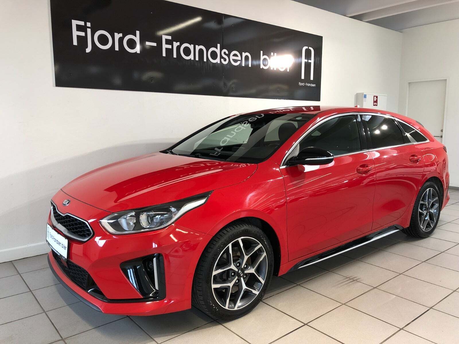 Rød Kia ProCeed fra 2019 set udefra