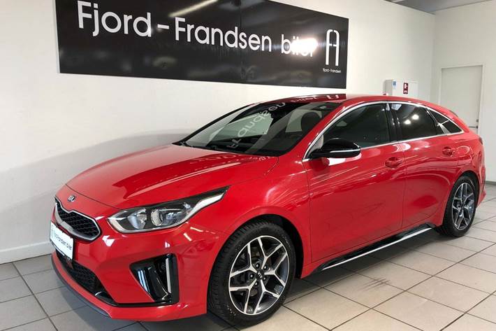 Rød Kia ProCeed fra 2019 set udefra