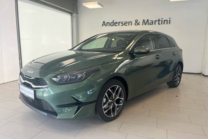 Grøn Kia Ceed fra 2024 set udefra