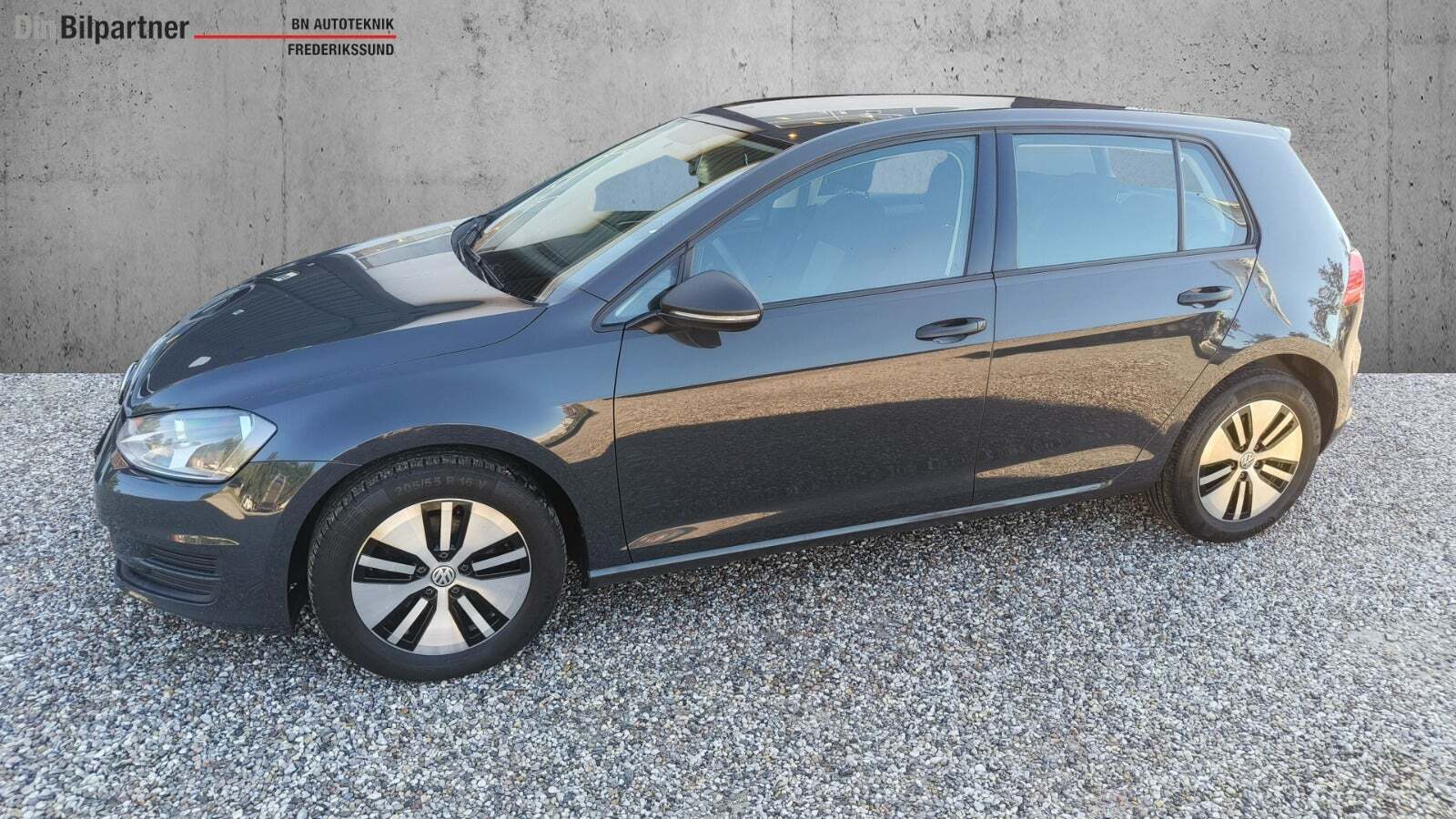 Grå VW Golf VII fra 2014