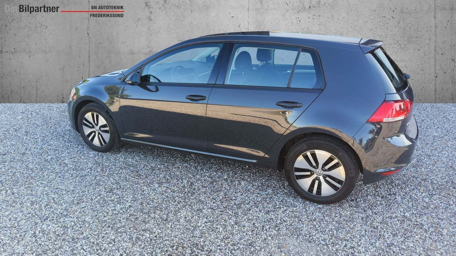 Grå VW Golf VII fra 2014