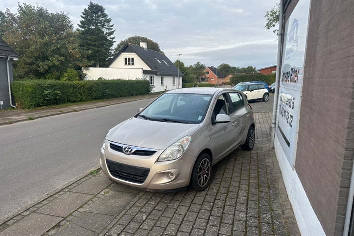Orange Hyundai i20 fra 2012