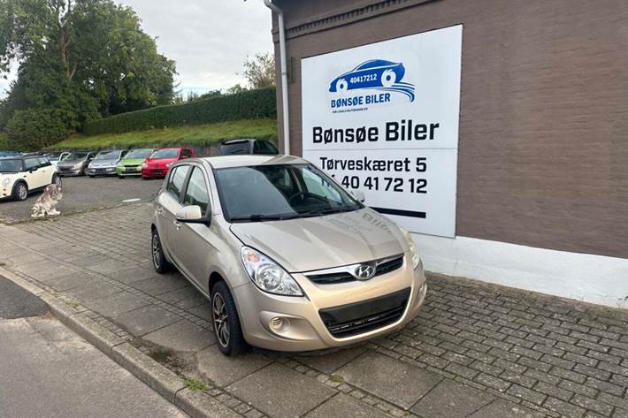Orange Hyundai i20 fra 2012