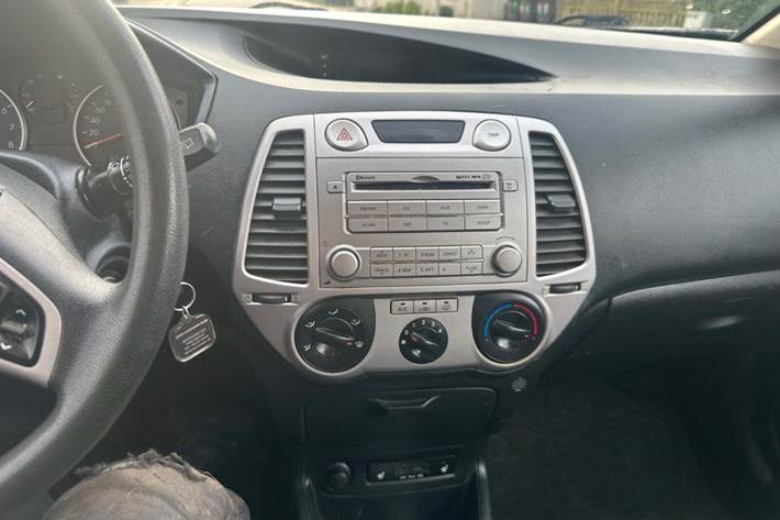 Orange Hyundai i20 fra 2012