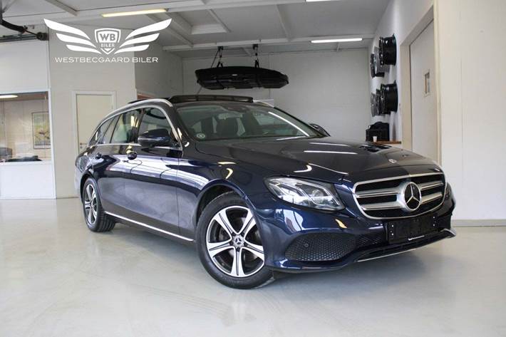 Blå Mercedes E220 d fra 2017 set udefra