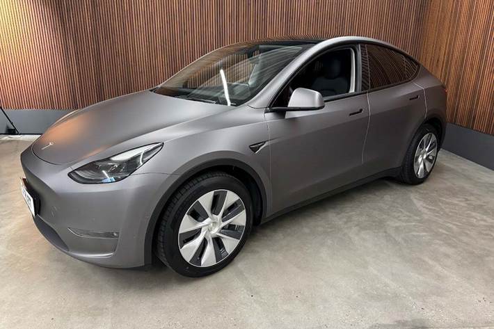 Grøn Tesla Model Y fra 2021 set udefra