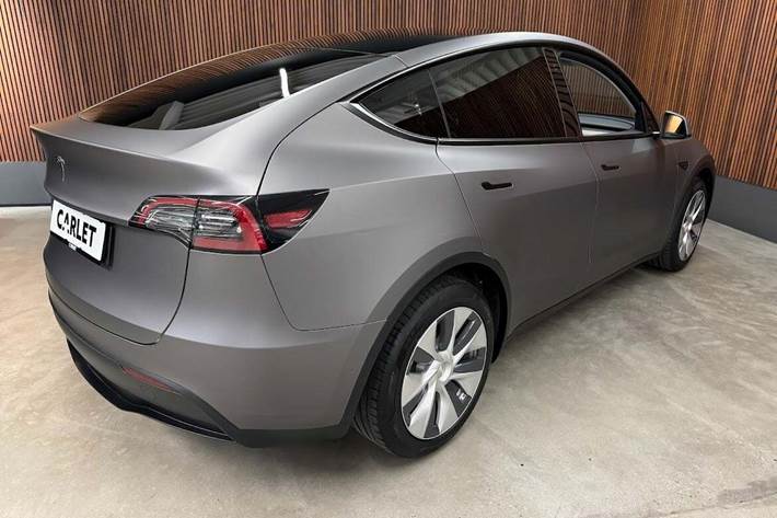 Grøn Tesla Model Y fra 2021