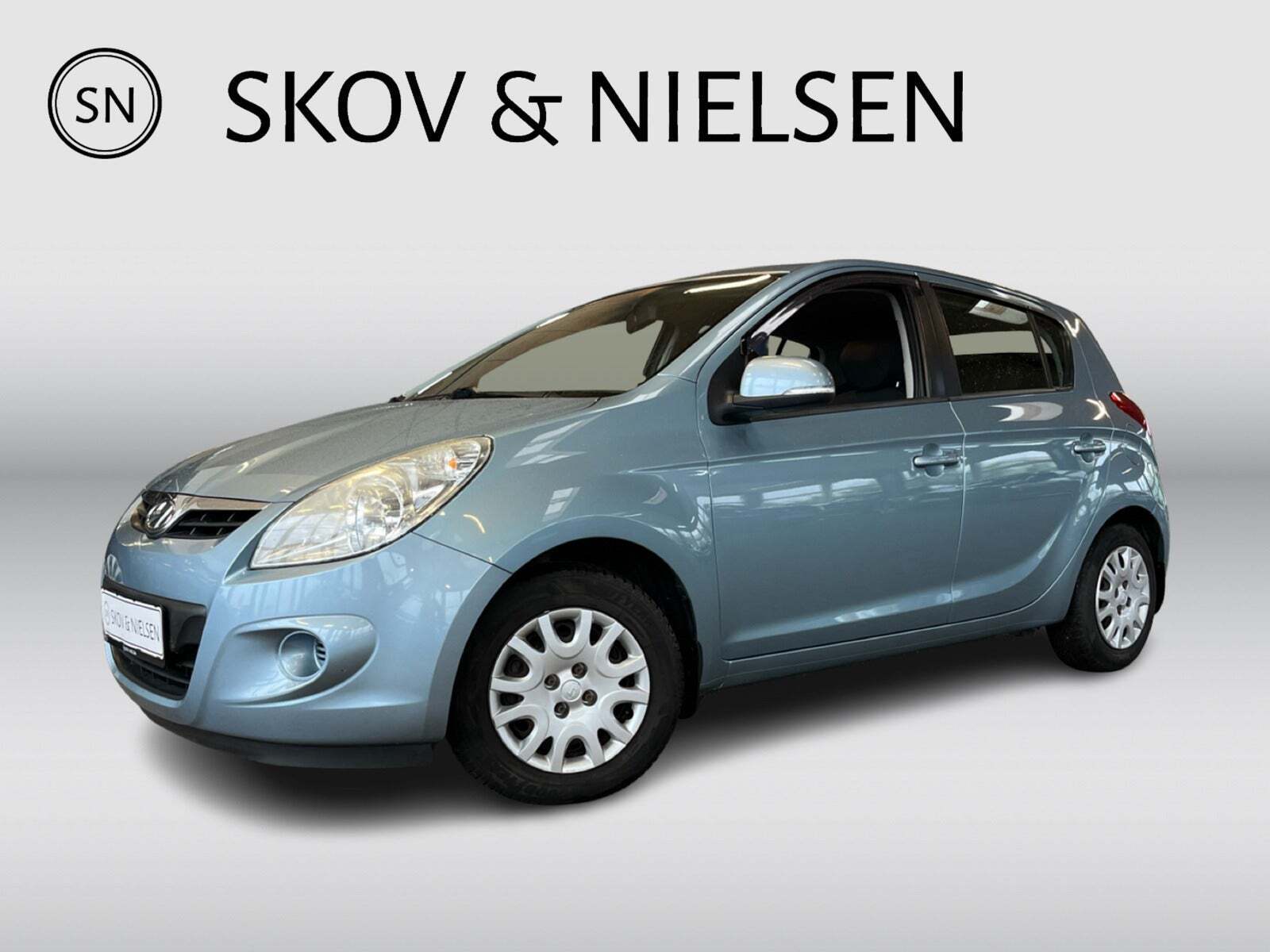 Blå Hyundai i20 fra 2012 set udefra