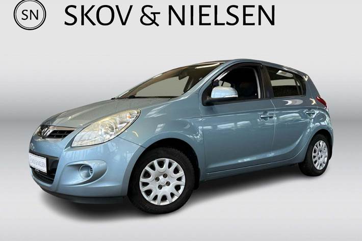 Blå Hyundai i20 fra 2012 set udefra