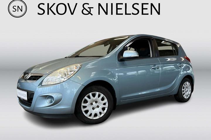 Blå Hyundai i20 fra 2012 set udefra