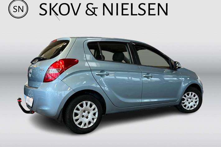 Blå Hyundai i20 fra 2012